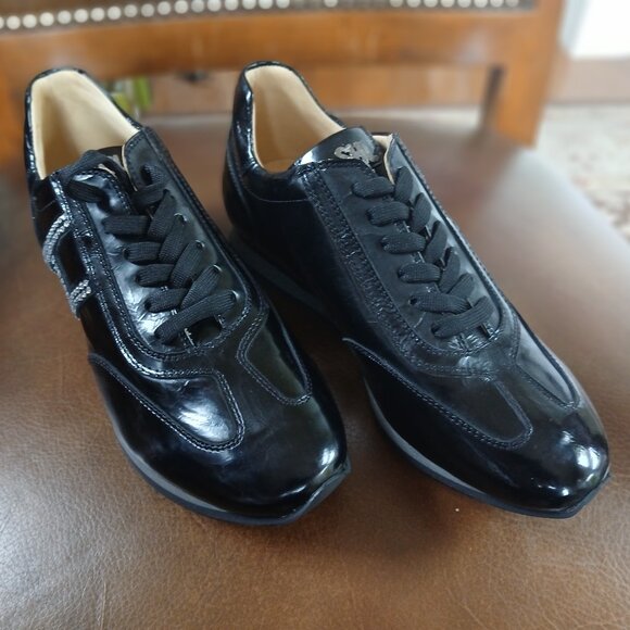 Patent leather women's walking shoe. - Picture 6 of 8